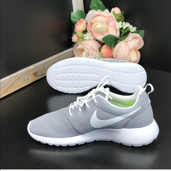 NWT NikeID Roshe One Wolf Grey WMNS. - Picture 3 of 7